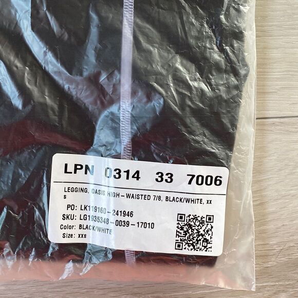 Fabletics oasis high waisted pocket 7/8 leggings black/white nwt in packag - Picture 5 of 6